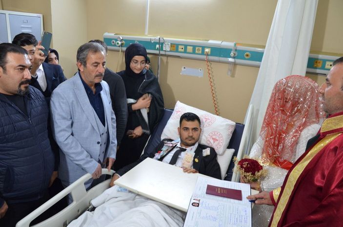 Kazada damadın ayakları kırıldı, nikahları hastanede kıyıldı -4