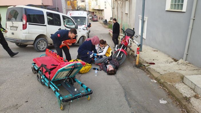 Hafif ticari araçla çarpışan motosikletlinin bacağı kırıldı -2