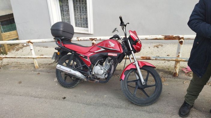 Hafif ticari araçla çarpışan motosikletlinin bacağı kırıldı -5