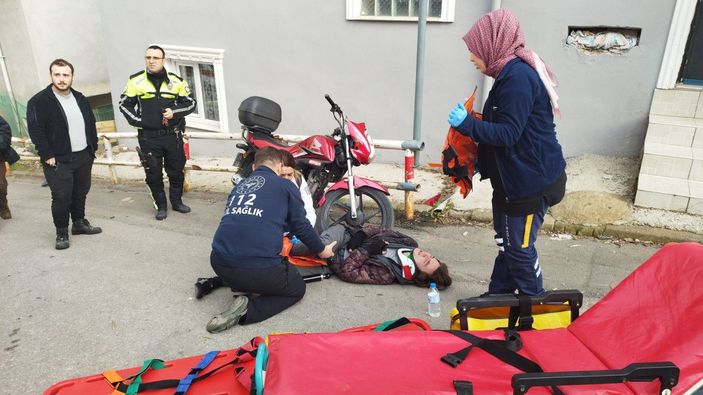 Hafif ticari araçla çarpışan motosikletlinin bacağı kırıldı -4