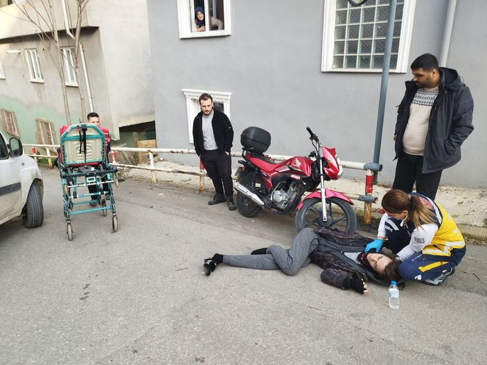 Hafif ticari araçla çarpışan motosikletlinin bacağı kırıldı -1