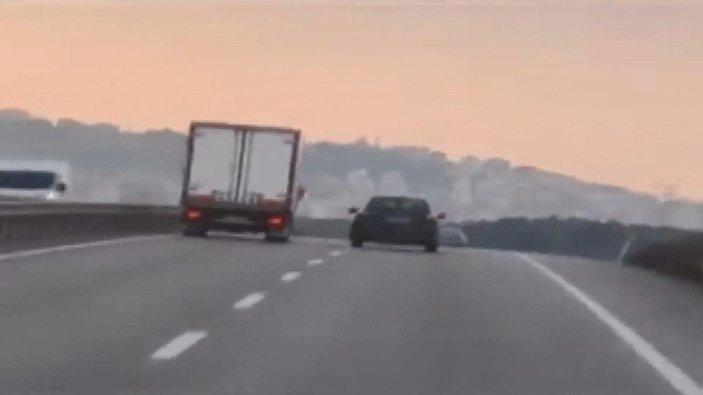 Sancaktepe'de şoförüyle tartıştığı kamyonetin önünü kesmeye çalışan sürücü kamerada -2