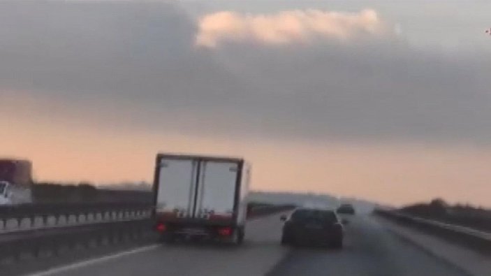 Sancaktepe'de şoförüyle tartıştığı kamyonetin önünü kesmeye çalışan sürücü kamerada -3