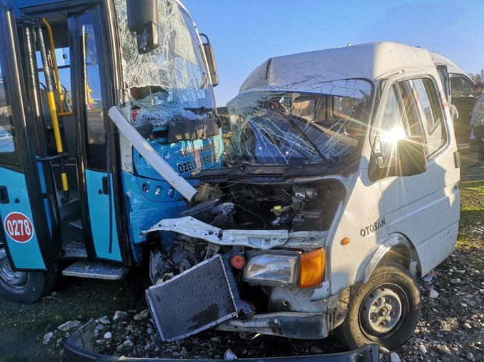 Sürücüsünün kalp krizi geçirdiği minibüs, halk otobüsüne çarptı: 1 ölü, 3 yaralı -1