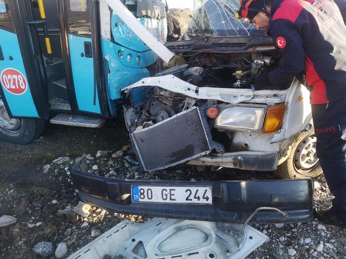 Sürücüsünün kalp krizi geçirdiği minibüs, halk otobüsüne çarptı: 1 ölü, 3 yaralı -2