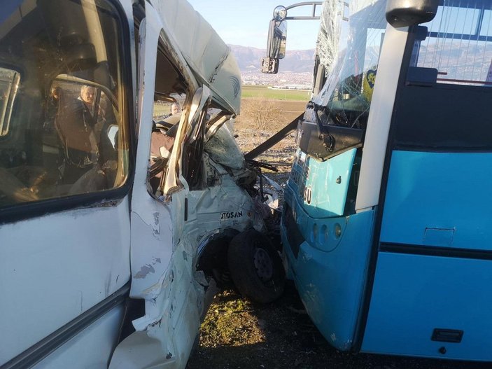 Sürücüsünün kalp krizi geçirdiği minibüs, halk otobüsüne çarptı: 1 ölü, 3 yaralı -3