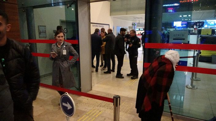 Yolculara 'havada yanan uçak' fotoğrafı attı, bomba araması yapıldı; 1 gözaltı -8