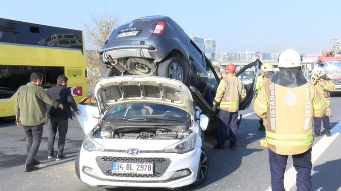 Bahçelievler'de zincirleme kaza: 3 otomobile çarptıktan sonra polis aracının üzerine çıktı -3