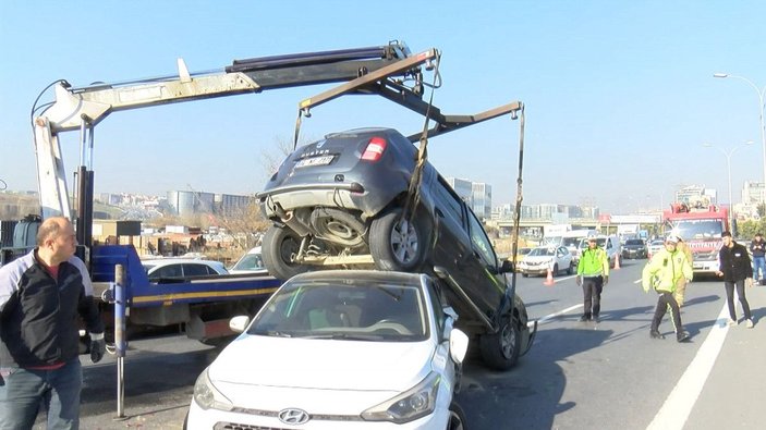 Bahçelievler'de zincirleme kaza: 3 otomobile çarptıktan sonra polis aracının üzerine çıktı -6