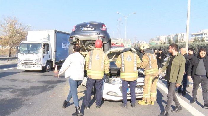 Bahçelievler'de zincirleme kaza: 3 otomobile çarptıktan sonra polis aracının üzerine çıktı -2