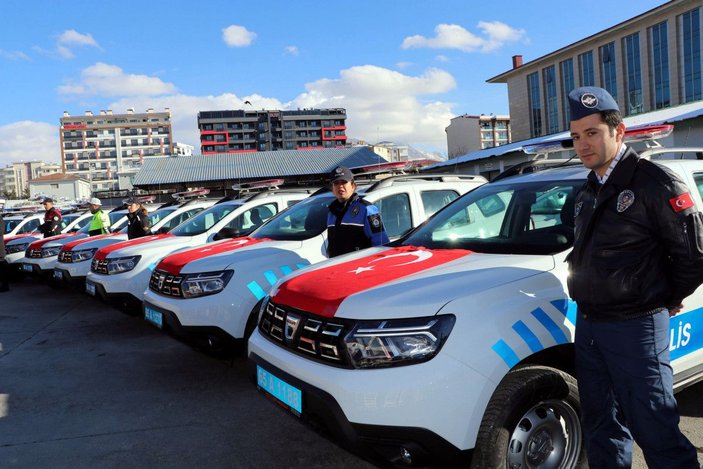 Bakan Soylu, Van'da, emniyet ve jandarmaya alınan araçların teslim törenine katıldı -2