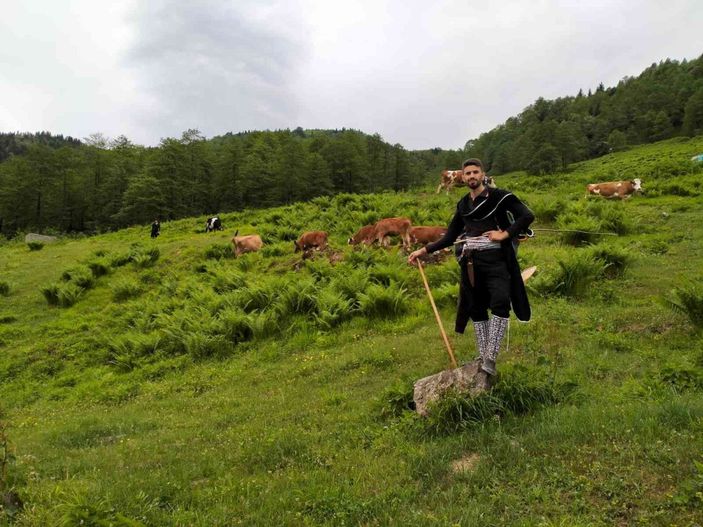 Üniversiteyi terk eden Artvinli genç, köy hayatını seçti
