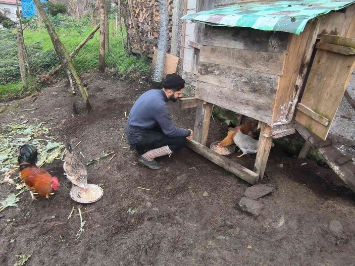 Üniversiteyi terk eden Artvinli genç, köy hayatını seçti