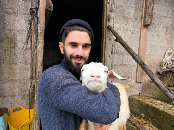 Üniversiteyi terk eden Artvinli genç, köy hayatını seçti