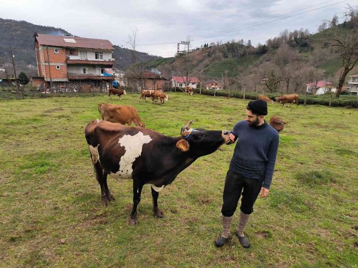 Üniversiteyi terk eden Artvinli genç, köy hayatını seçti