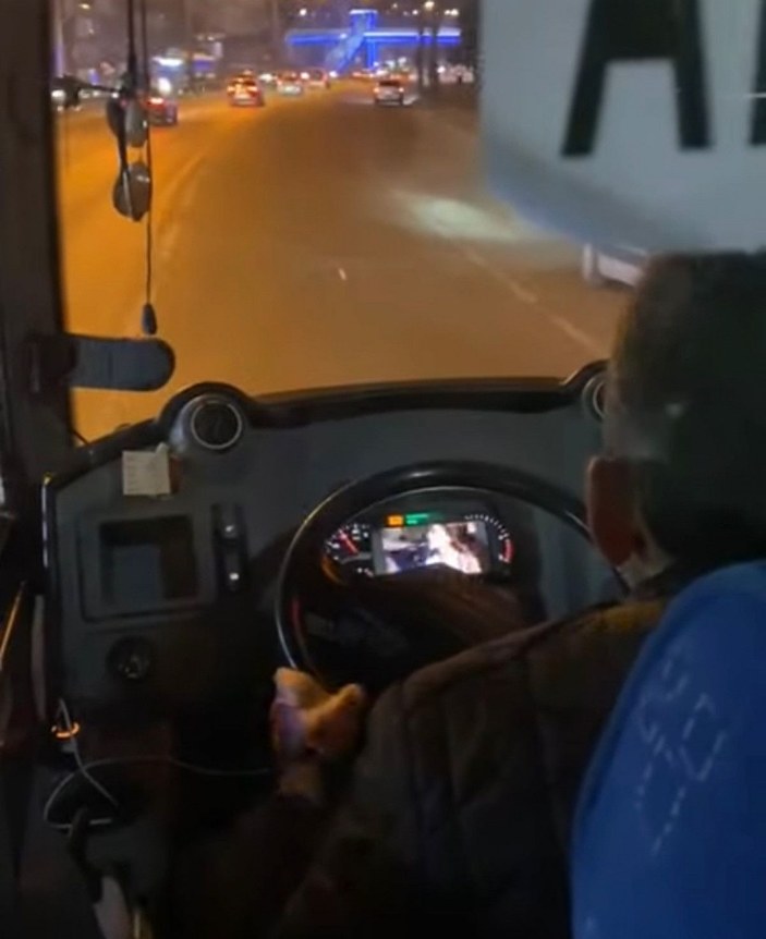 Halk otobüsü şoförü, seyir halindeyken cep telefonundan dizi izledi -1