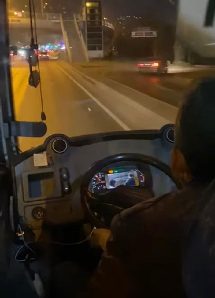 Halk otobüsü şoförü, seyir halindeyken cep telefonundan dizi izledi -3