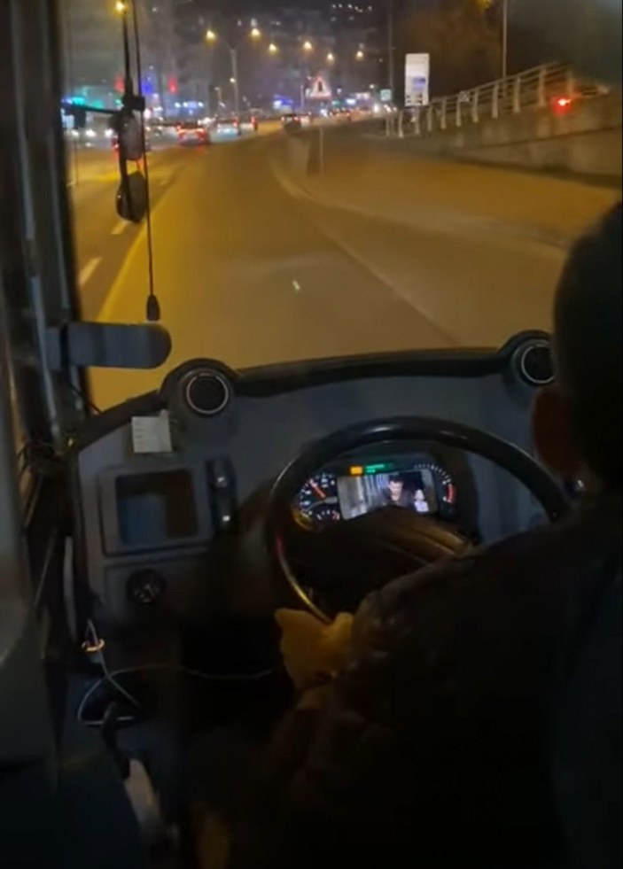 Halk otobüsü şoförü, seyir halindeyken cep telefonundan dizi izledi -2