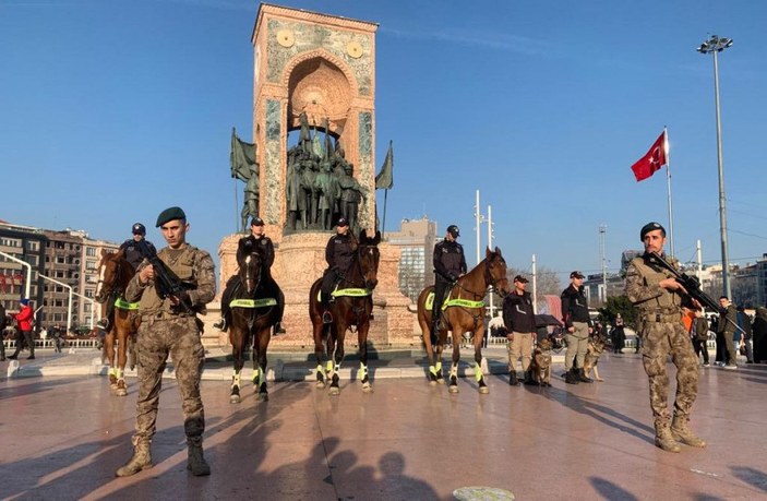 Taksim'de Atlı Polisler yılbaşı öncesi devriye gezdi  -1