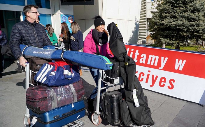 Polonya ve Rusya'dan Erciyes'e charter uçuşları başladı, turistler karanfille karşılandı -3