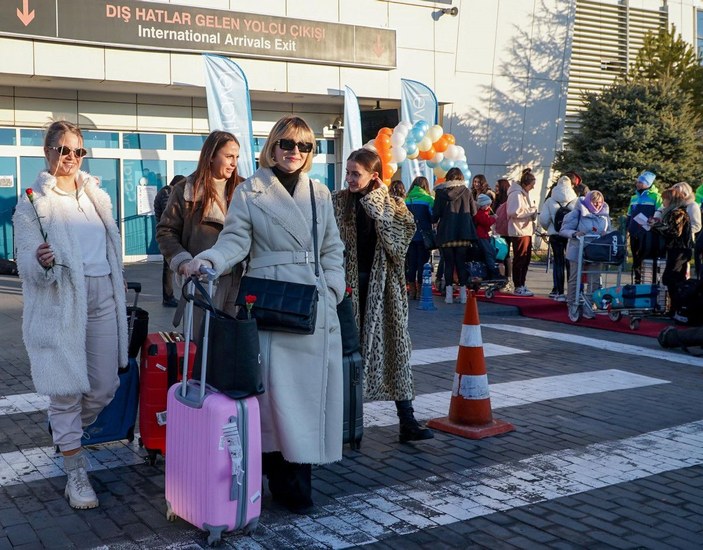 Polonya ve Rusya'dan Erciyes'e charter uçuşları başladı, turistler karanfille karşılandı -9