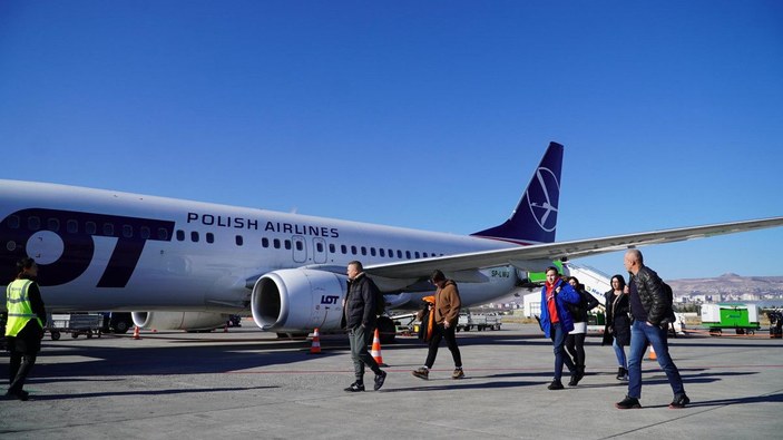Polonya ve Rusya'dan Erciyes'e charter uçuşları başladı, turistler karanfille karşılandı -5