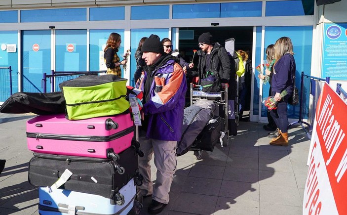 Polonya ve Rusya'dan Erciyes'e charter uçuşları başladı, turistler karanfille karşılandı -1