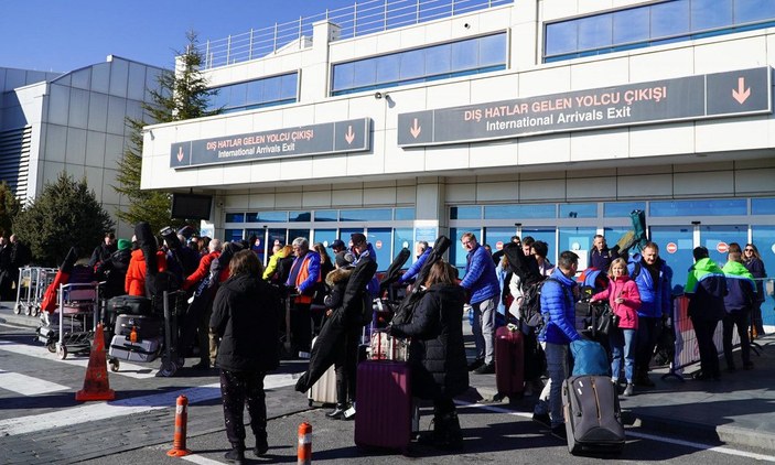 Polonya ve Rusya'dan Erciyes'e charter uçuşları başladı, turistler karanfille karşılandı -4