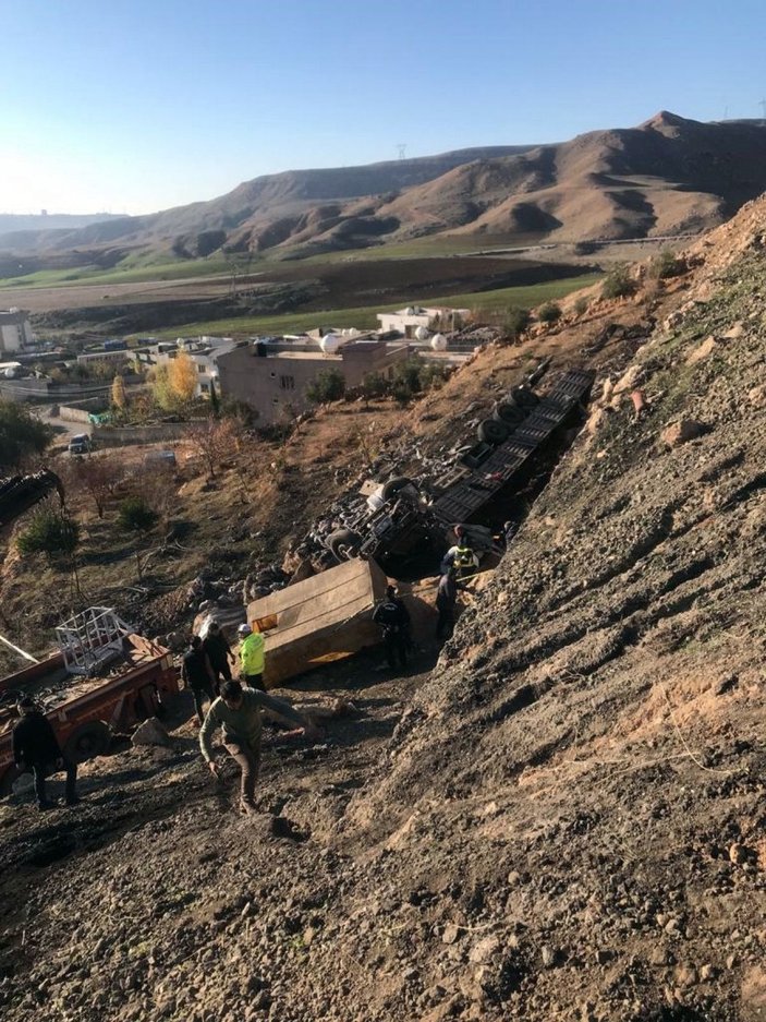 Şırnak’ta virajı alamayan TIR şarampole yuvarlandı: 1 ölü, 1 yaralı -8