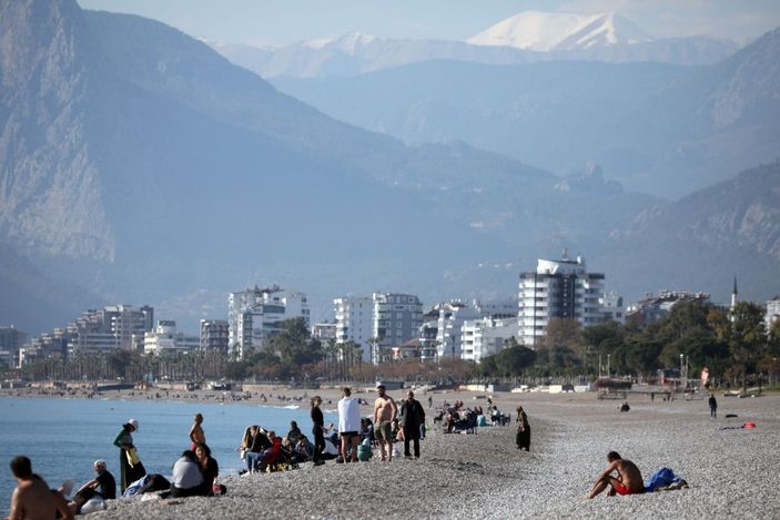 Yılın son günü Antalya'da denize girdiler -7