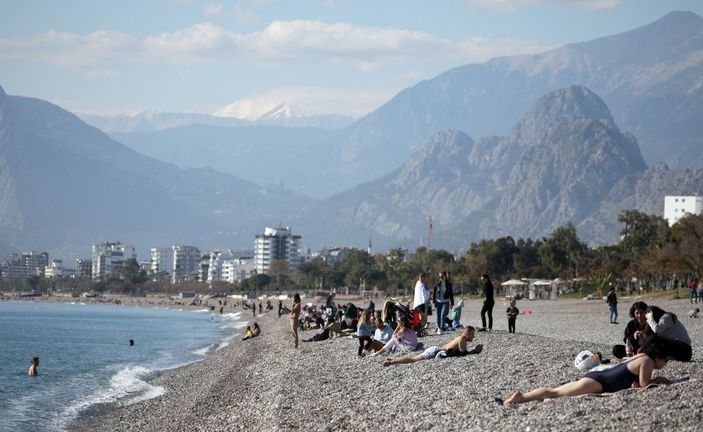 Yılın son günü Antalya'da denize girdiler -2