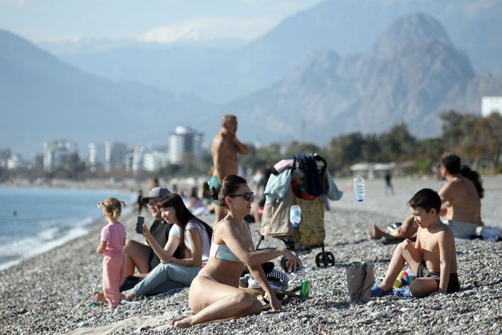 Yılın son günü Antalya'da denize girdiler -1