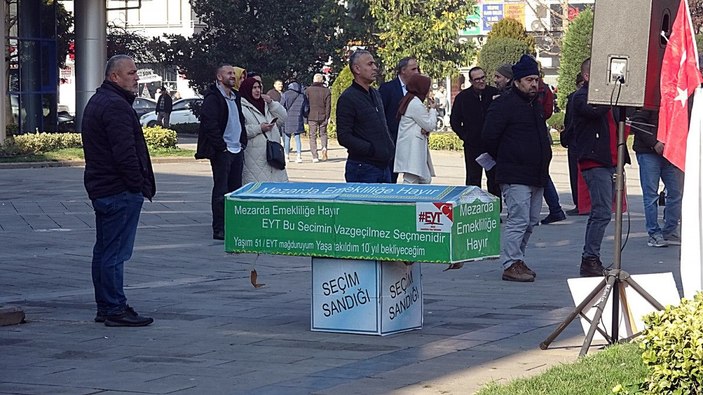 Yıllarca tabutlu eylem yapan EYT'liler, bu kez kutlama için buluştu -1