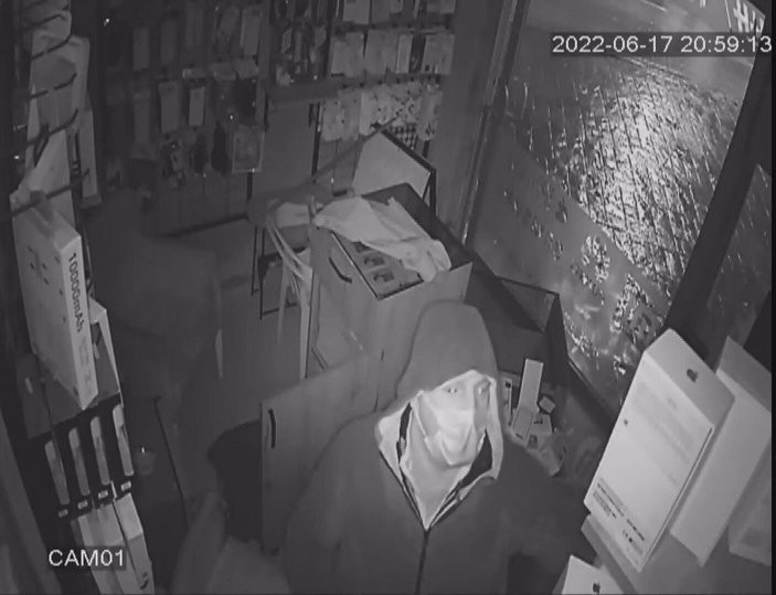 Kapı kilidi parçalanarak girilen telefoncudan hırsızlık kamerada  -6
