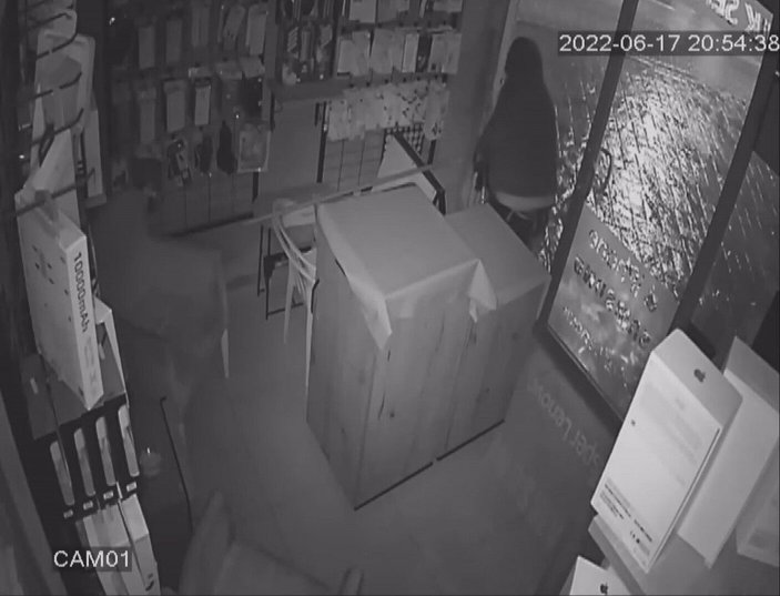 Kapı kilidi parçalanarak girilen telefoncudan hırsızlık kamerada  -2