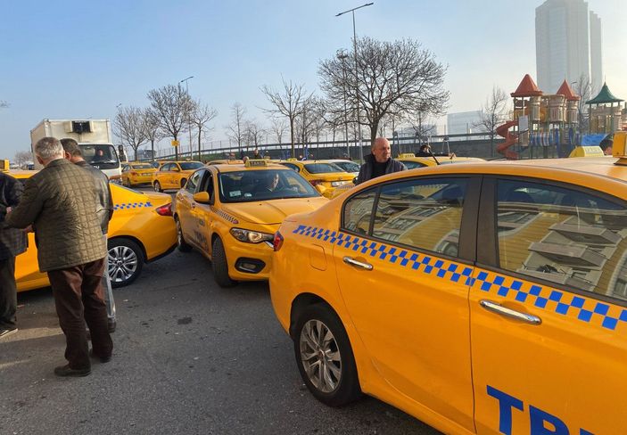 d Taksimetre ayarları hatalı yapılan taksiciler şirket önünde sabahladı -4