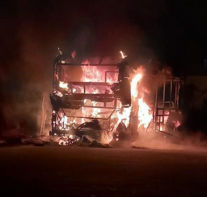 Bursa'da halk otobüsü, alev alev yandı -1