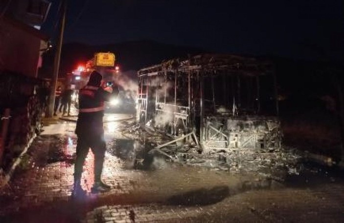 Bursa'da halk otobüsü, alev alev yandı -2