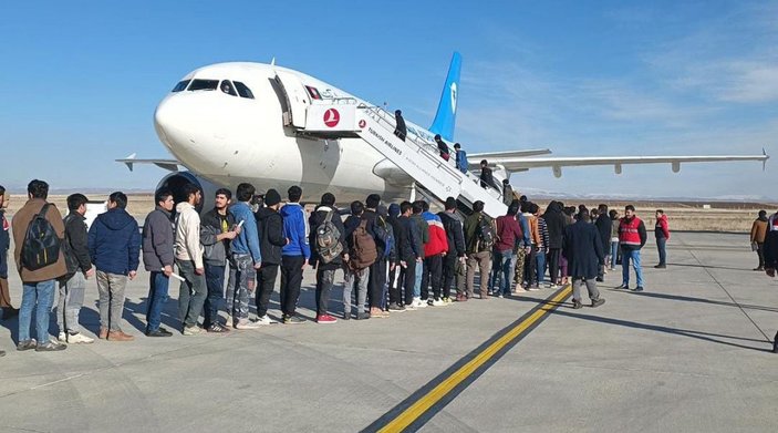 227 göçmen uçakla Afganistan'a gönderildi -2