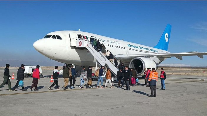 227 göçmen uçakla Afganistan'a gönderildi -1