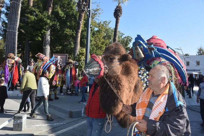 Bodrum sokaklarına develer çıktı, turistler fotoğraf çektirdi -9