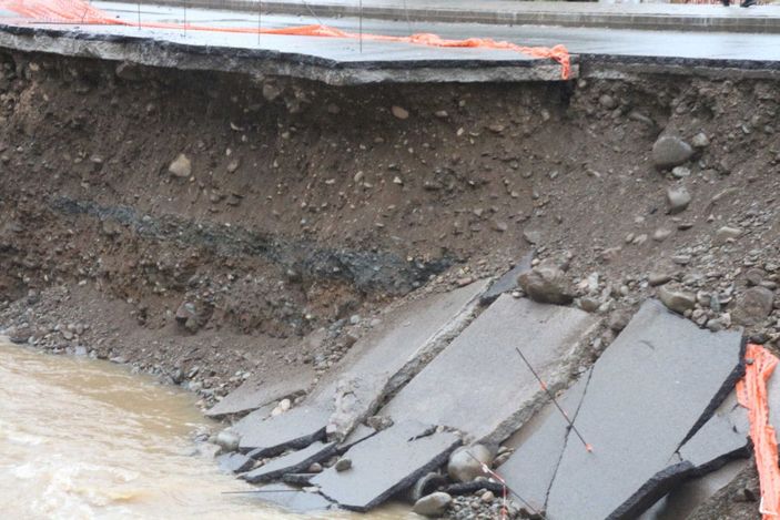 Rize'de yolun dere yatağına çökmesi kamerada -10