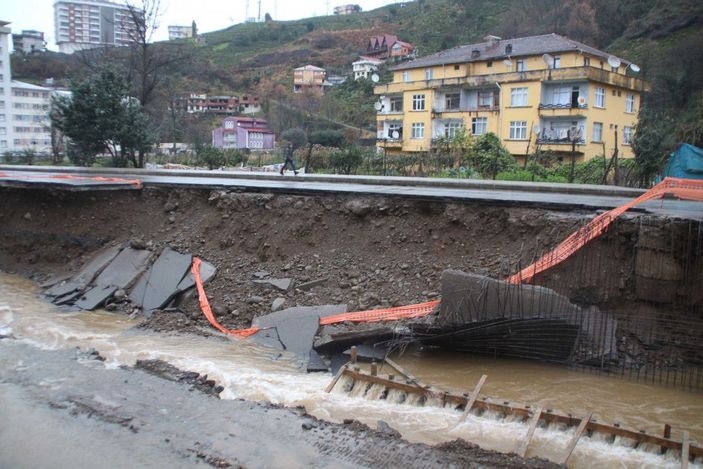 Rize'de yolun dere yatağına çökmesi kamerada -8