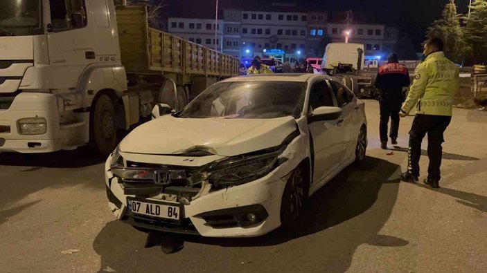 Burdur'da dur ihtarına uymayan alkollü sürücü, polise çarpıp kaçtı