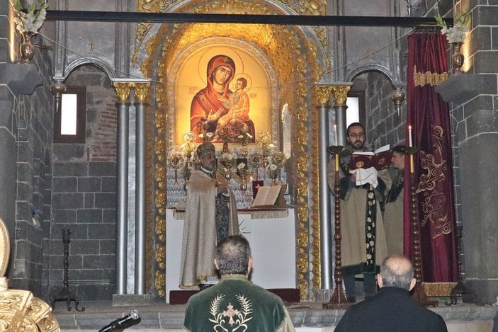 Tarihi Surp Giragos Ermeni Kilisesi'nde Noel ayini -9