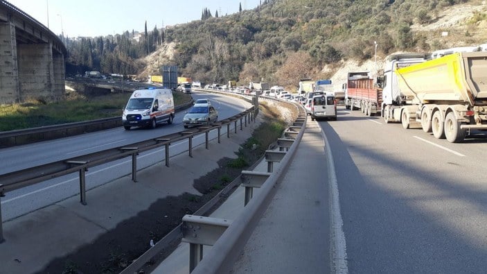 Taş yüklü kamyon devrildi; D-100 İstanbul yönü ulaşıma kapandı -4
