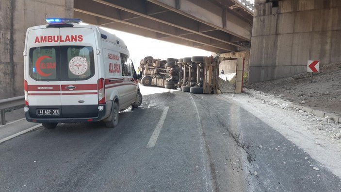 Taş yüklü kamyon devrildi; D-100 İstanbul yönü ulaşıma kapandı -3