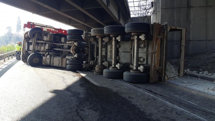 Taş yüklü kamyon devrildi; D-100 İstanbul yönü ulaşıma kapandı -8