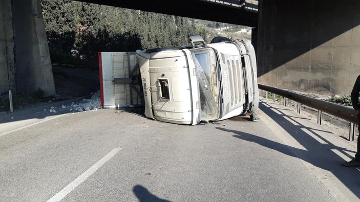 Taş yüklü kamyon devrildi; D-100 İstanbul yönü ulaşıma kapandı -1