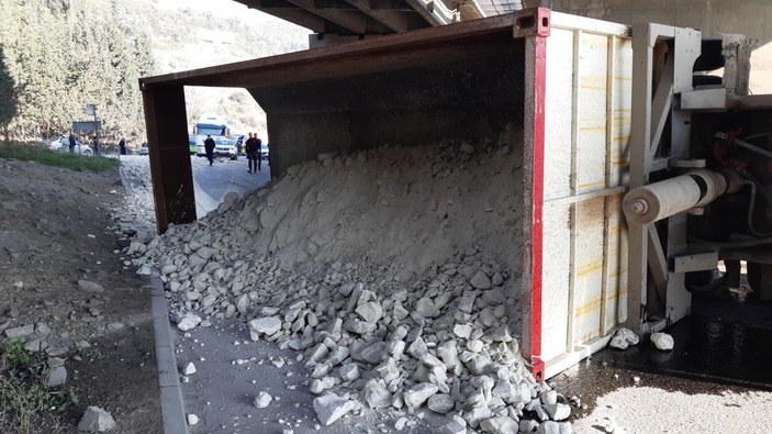 Taş yüklü kamyon devrildi; D-100 İstanbul yönü ulaşıma kapandı -6